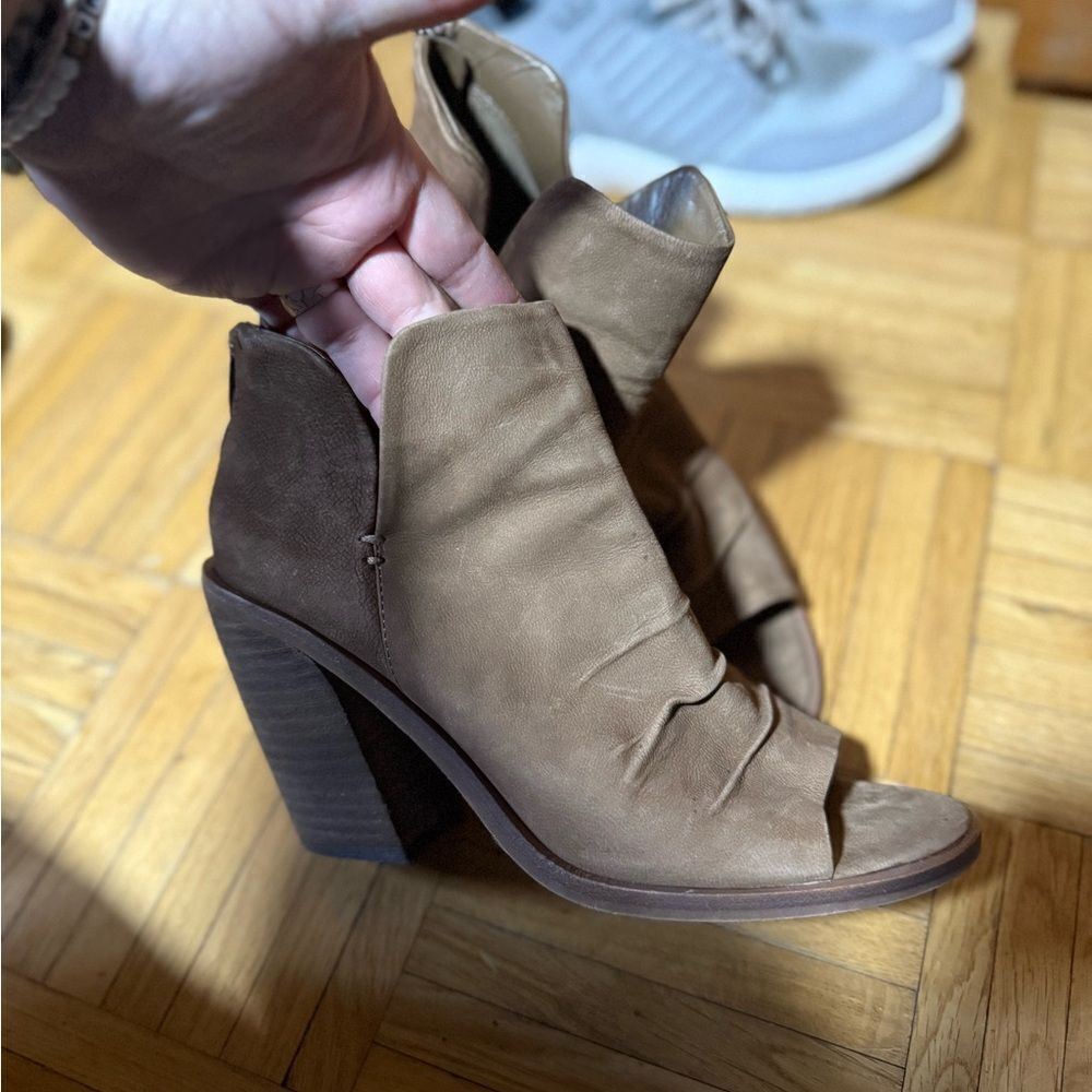 Vince Camuto Open Toe Zip Back Ankle Boot Heels Women's Size 8 Tan
